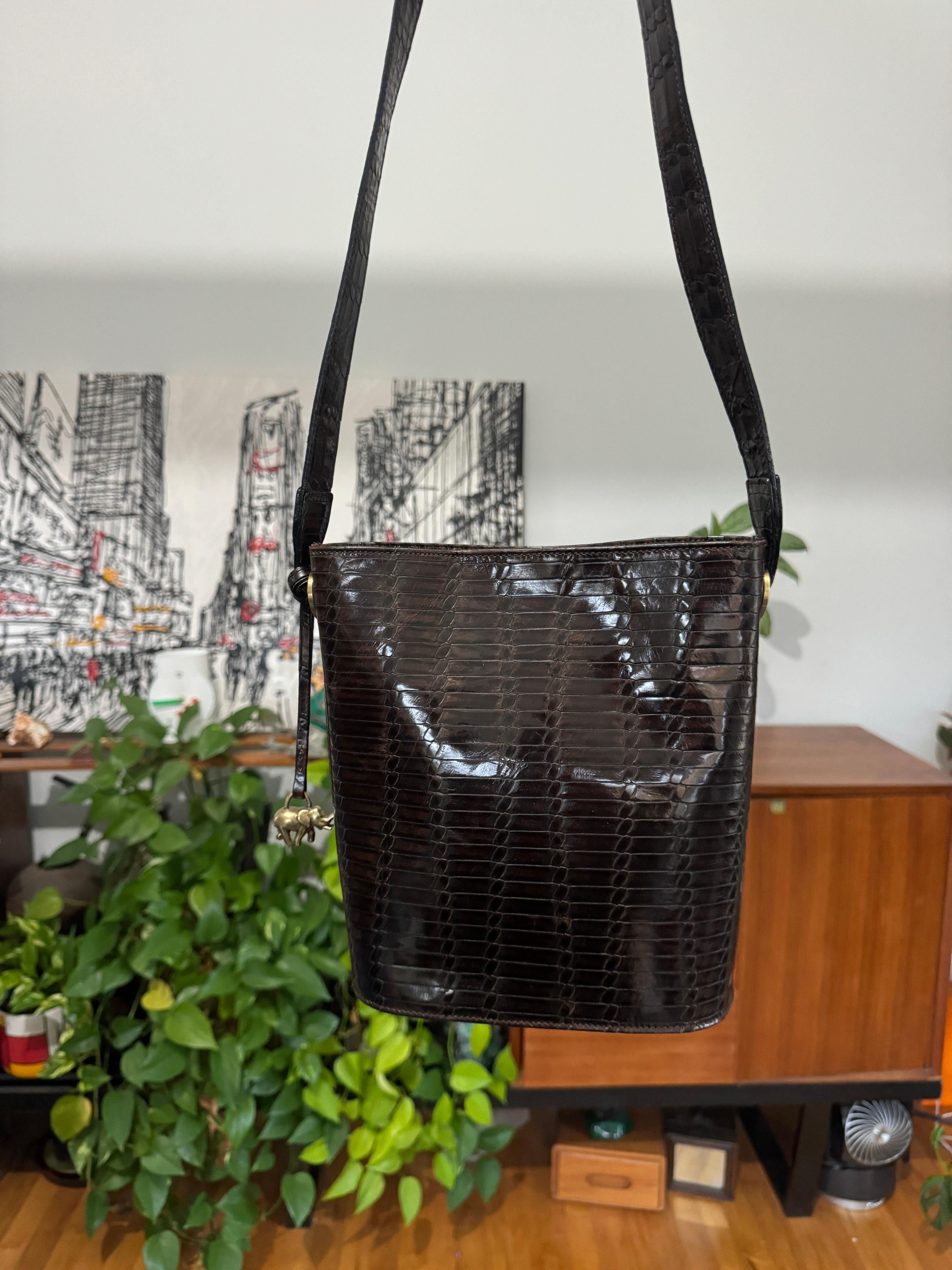 Escada Borsa a secchiello in pelle h Brown Mai usata anni '90.   I cartellini sono ancora nella borsa a mano. Hardware in tonalità oro. Chiusura a scatto e un  Scomparto interno con cerniera. Fodera marrone. con un adorabile charme a forma di