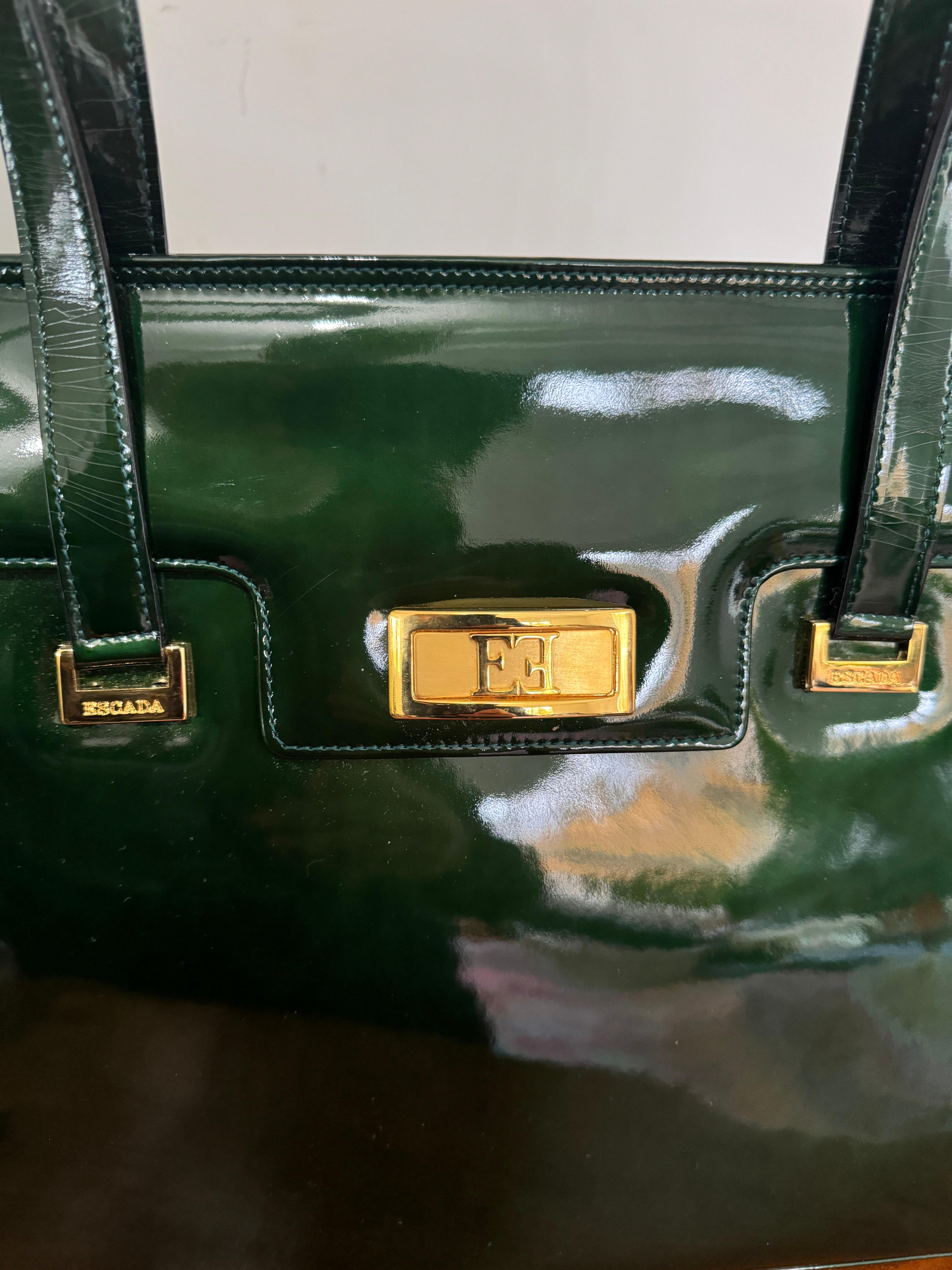 Escada Leder Grün Kelly Handtasche - Griff oben.  Nie benutzt 1990er Jahre.   Tags noch in der Handtasche. Goldfarbene Hardware. Innenfach mit Reißverschluss. Schwarzes Futter. Maße - 10,5 Zoll x 13 Zoll.  x 3 in. tief Gesamtlänge vom Griff nach