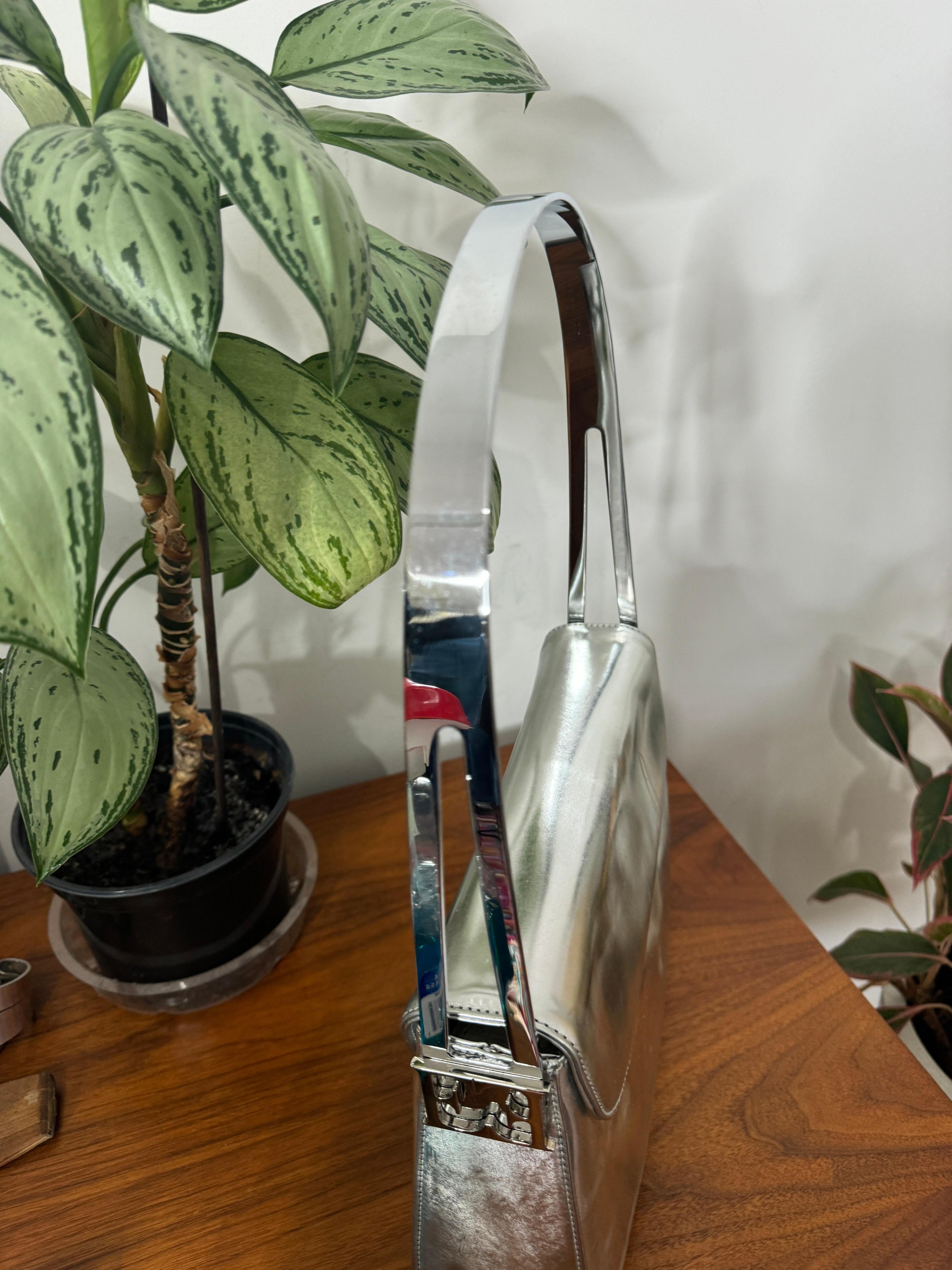 Escada Borsa con manico in pelle mai usata anni '90 Borsetta Argento in vendita 1