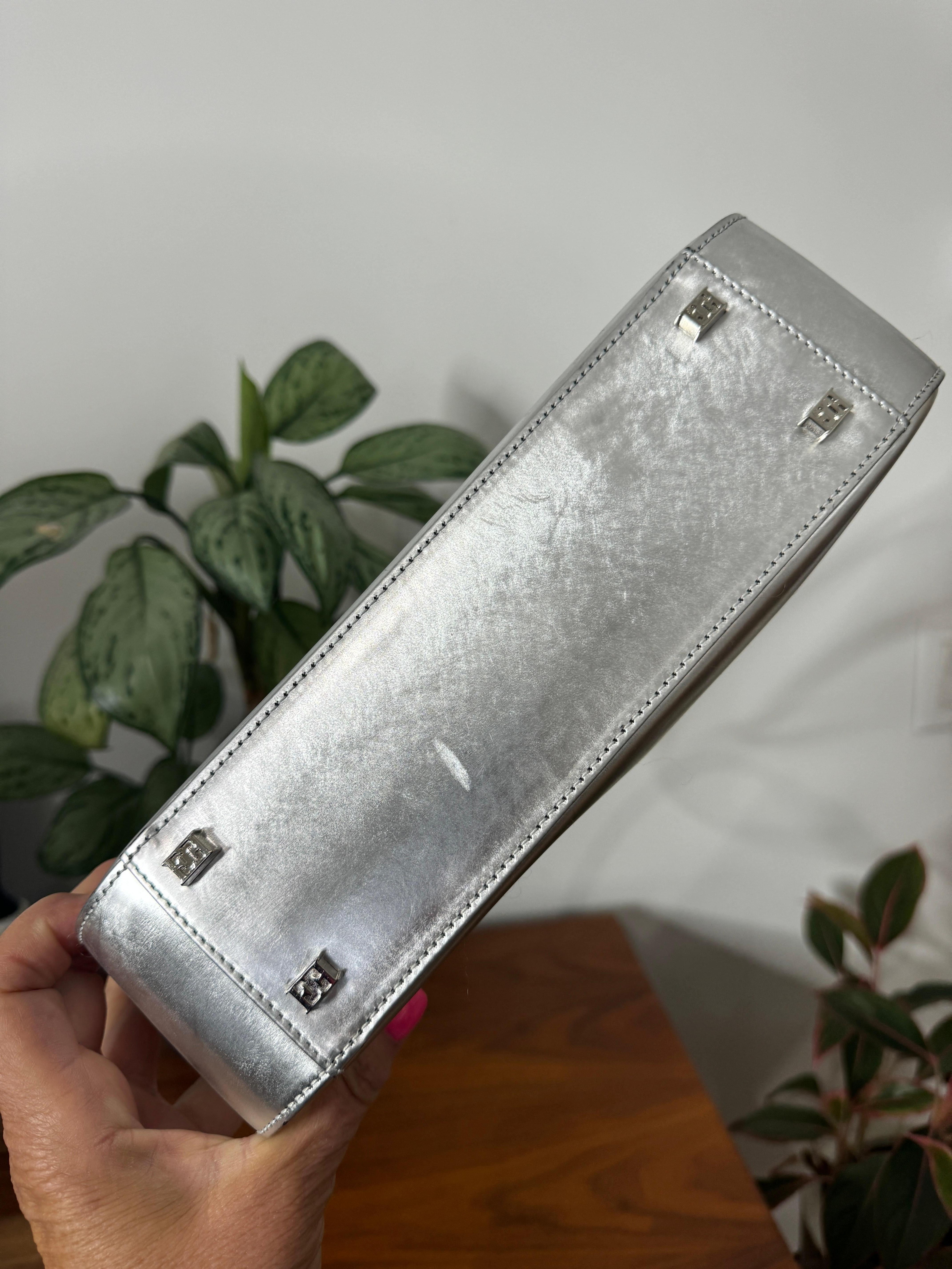 Escada Borsa con manico in pelle mai usata anni '90 Borsetta Argento in vendita 2