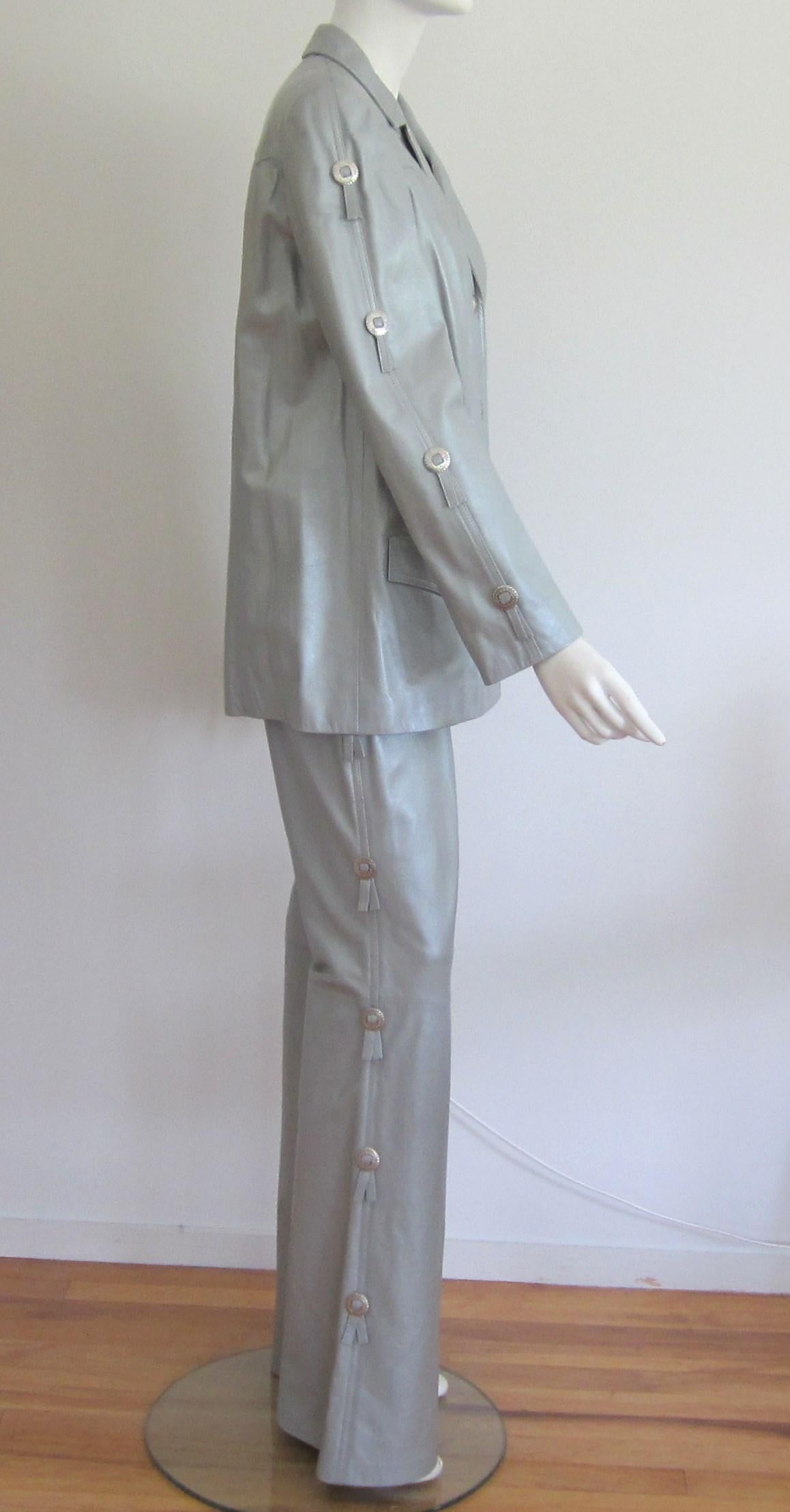 Escada Giacca da Abito in Pelle Pantaloni - Motivo Western Grigio Nuovo con Etichetta Anni '90 In condizioni Nuovo in vendita a Wallkill, NY