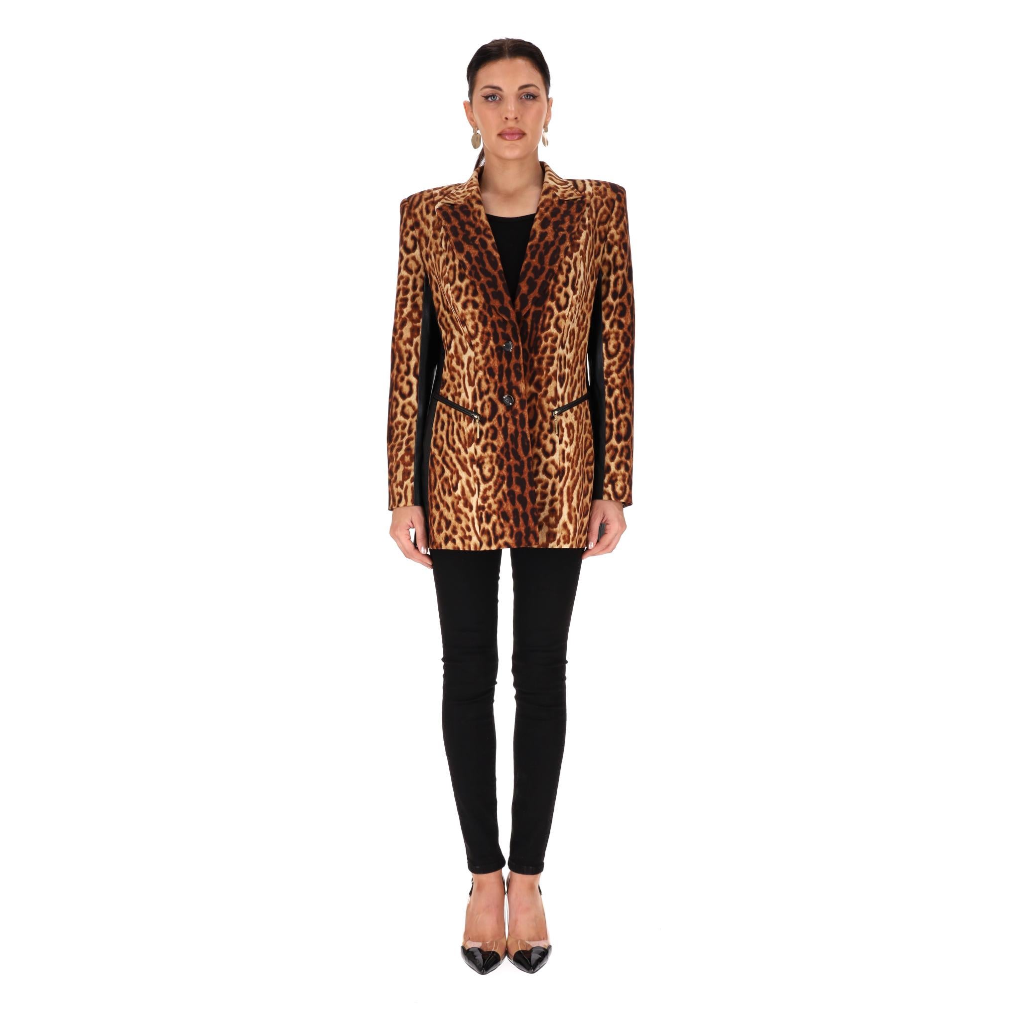 Escada - Blazer/veste en laine imprimé léopard avec empiècements latéraux en cuir

Blazer long marron en laine avec empiècements latéraux en cuir noir.

Il est doté d'une fermeture à bouton embossé avec logo et de poches latérales zippées garnies de