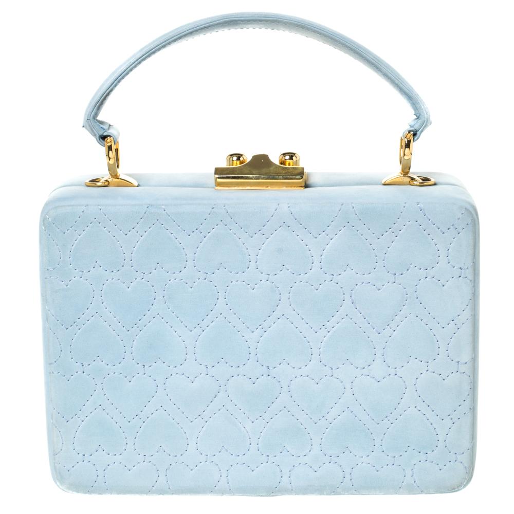 La predilezione di Escada per la creazione di articoli in pelle di altissimo livello è rappresentata da questa borsa a scatola in pelle nabuk blu chiaro. È realizzata con una struttura rettangolare con finiture placcate oro e una classica chiusura a