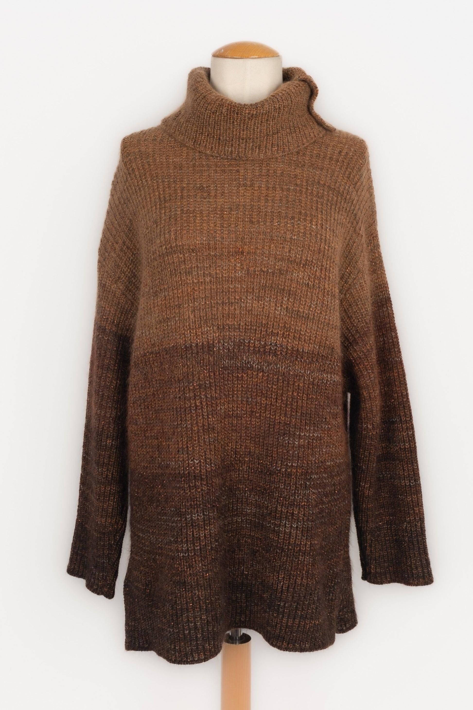 Escada - Long blended wool and mohair sweater in brown and beige tones. Size 38FR indicated.

Additional information:
Condition: Good condition
Dimensions: Shoulder width: 62 cm - Chest: 60 cm - Sleeve length: 55 cm - Length: 80 cm

Seller