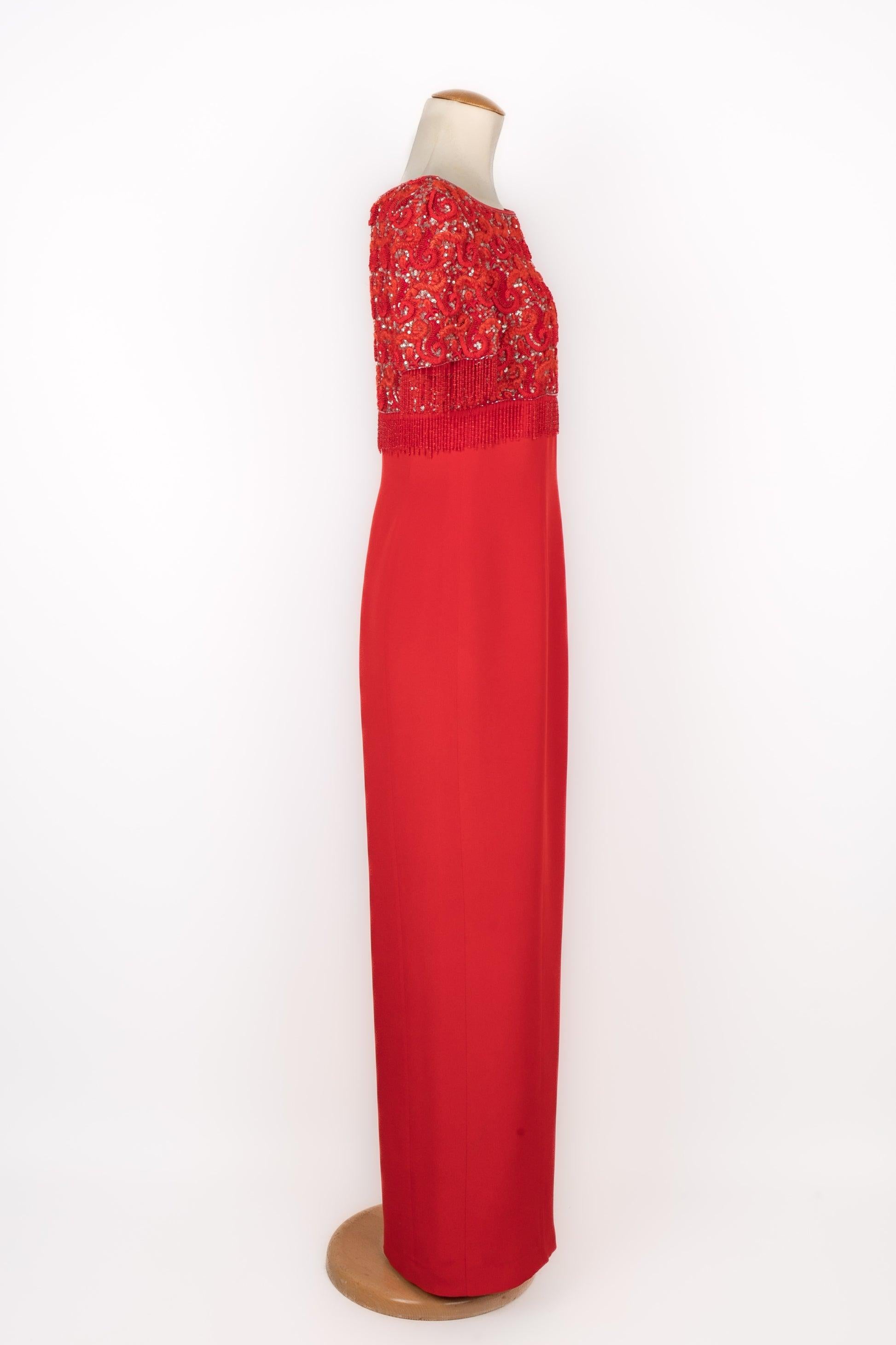 Escada - Long red silk dress, bodice embroidered with trimmings, pearls, and sequins. No size indicated, it fits a 36FR.

Additional information:
Condition: Very good condition
Dimensions: Shoulder width: 37 cm - Chest: 44 cm - Waist: 39 cm - Hips: