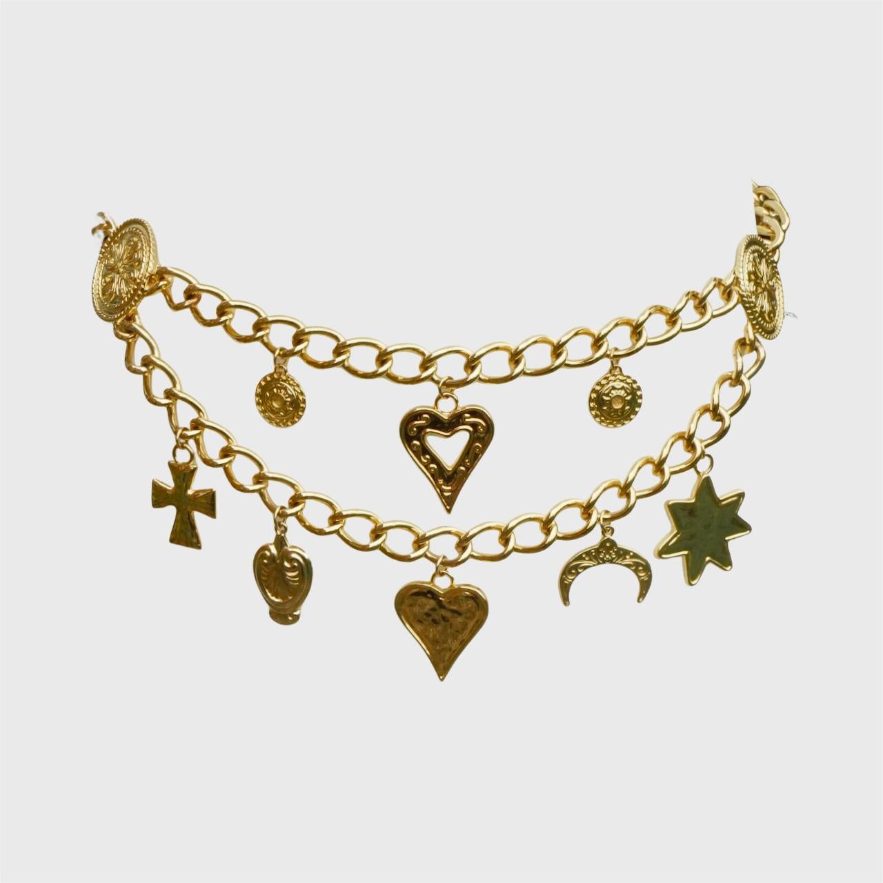 Elegante cintura a maglie di catena placcata oro Escada, con medaglione e charme.

Misura 146 cm di lunghezza, ma è regolabile. La cintura è in ottime condizioni.

Questa è una cintura di qualità firmata. Circa anni '80.