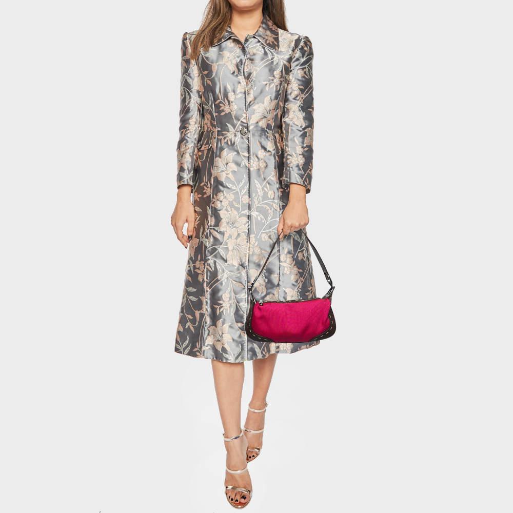 Aggiungi un tocco di classe alla tua collezione di accessori con questa borsa di Escada. Realizzata in tela magenta, la borsa è impreziosita da finiture in pelle marrone e ha un interno ben progettato che la rende funzionale. Trasporta questa borsa