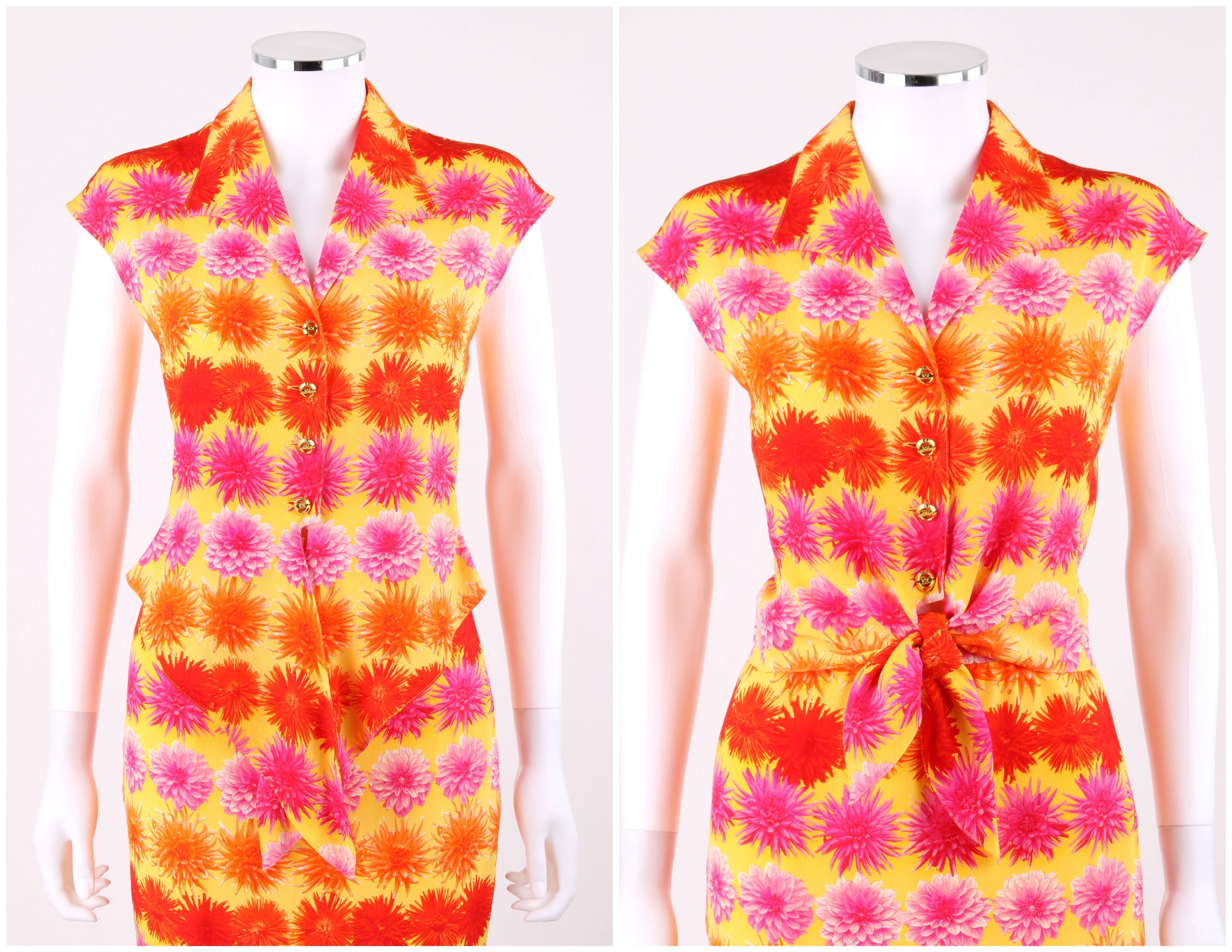 Ensemble deux pièces Escada Margaretha Ley c.1990's blouse jupe jupe en soie imprimé floral ; Neuf avec étiquettes. Imprimé floral multicolore et audacieux dans des tons de rouge, rose et orange sur de la soie jaune. Col à revers pointu. Épaule
