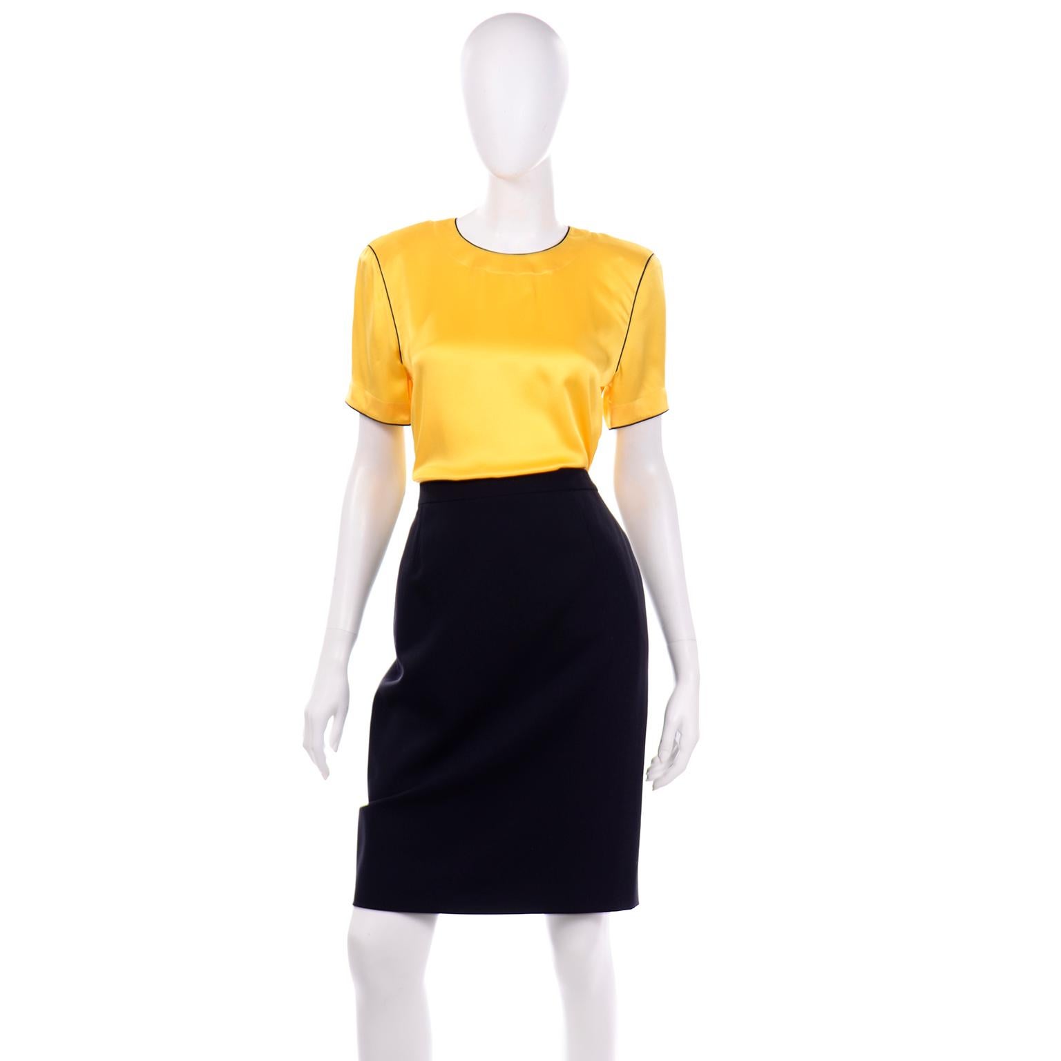 Adoriamo i pezzi vintage di Margaretha Ley per Escada e questo bellissimo completo a tre pezzi con gonna nera e giallo brillante è un buon esempio della qualità e degli elementi di stile unici che si trovano nei suoi pezzi! Ci piacciono molto anche