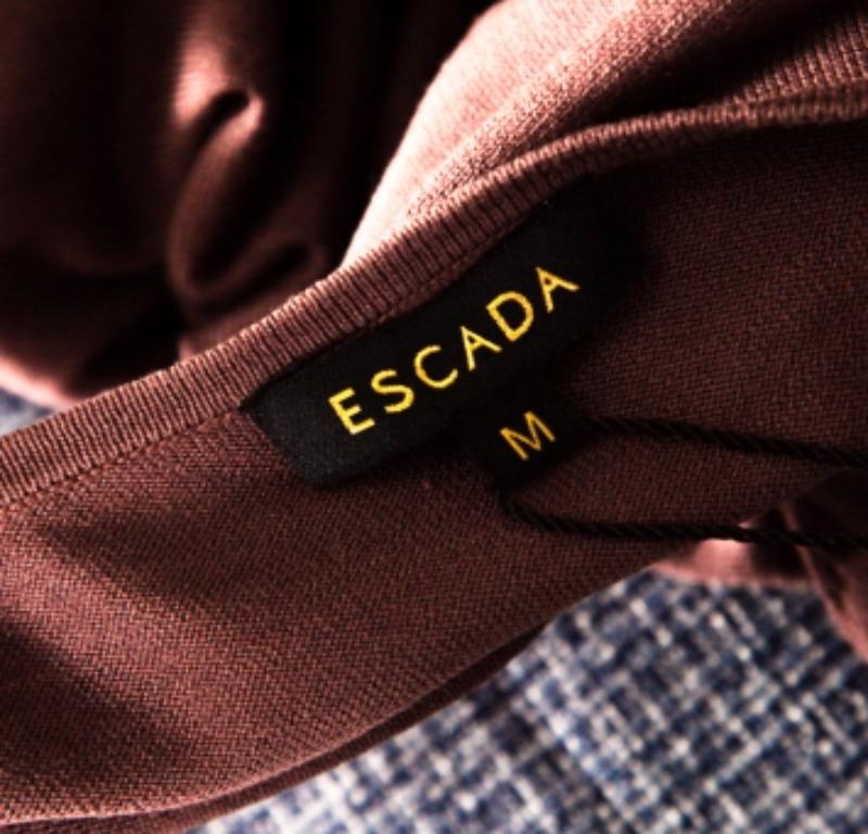 Sfoggia un look elegante e senza sforzo con questo favoloso abito di Escada. Dai il meglio di te quando indossi questo splendido abito marrone per una festa o un evento. Realizzato magistralmente in un mix di seta e cotone, questo abito rappresenta