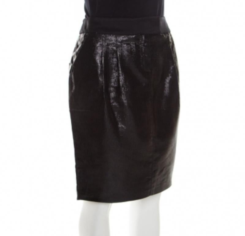 Questa famosa gonna di Escada ti dona un look modesto ed elegante. Aggiungi un pizzico di raffinatezza al tuo stile con questo modello nero metallizzato, dotato di chiusura a zip sul retro. La silhouette ben curata e la finitura scintillante la