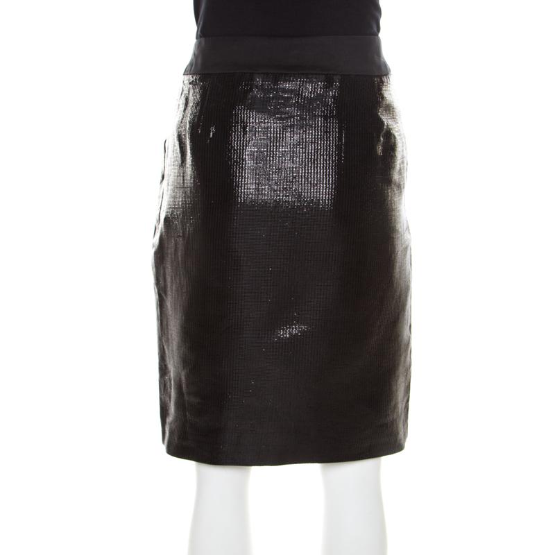 This popular Escada skirt gives you a modest and dressy look. Add a dash of sophistication to your style with this metallic black piece, equipped with a zip closure to the rear. The well-tailored silhouette and the shimmery finish makes it a perfect