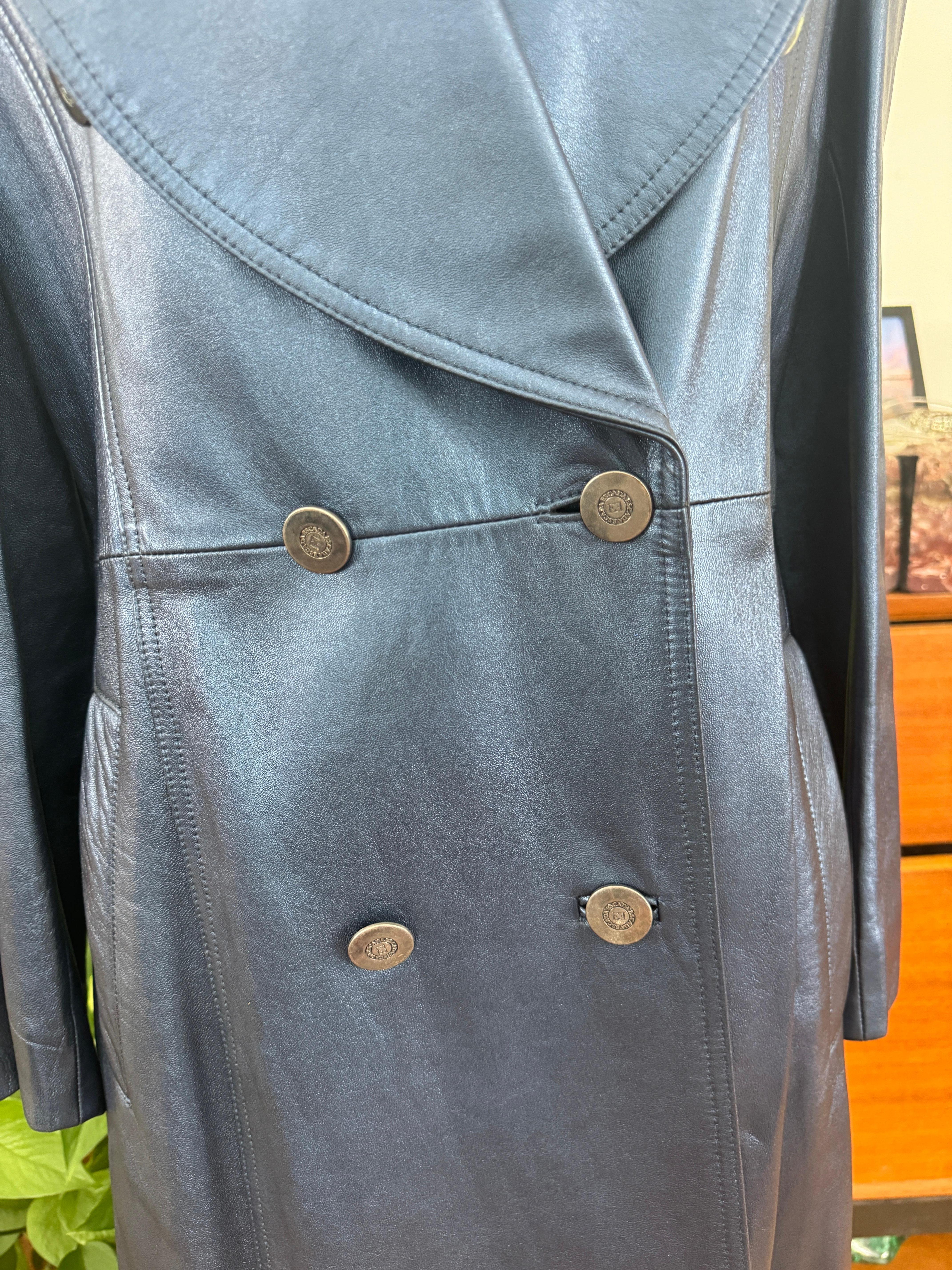 Escada Blauer Leder Maximantel Overcoat Größe 38 1990er Jahre Neu mit Etiketten Metallic im Angebot 5