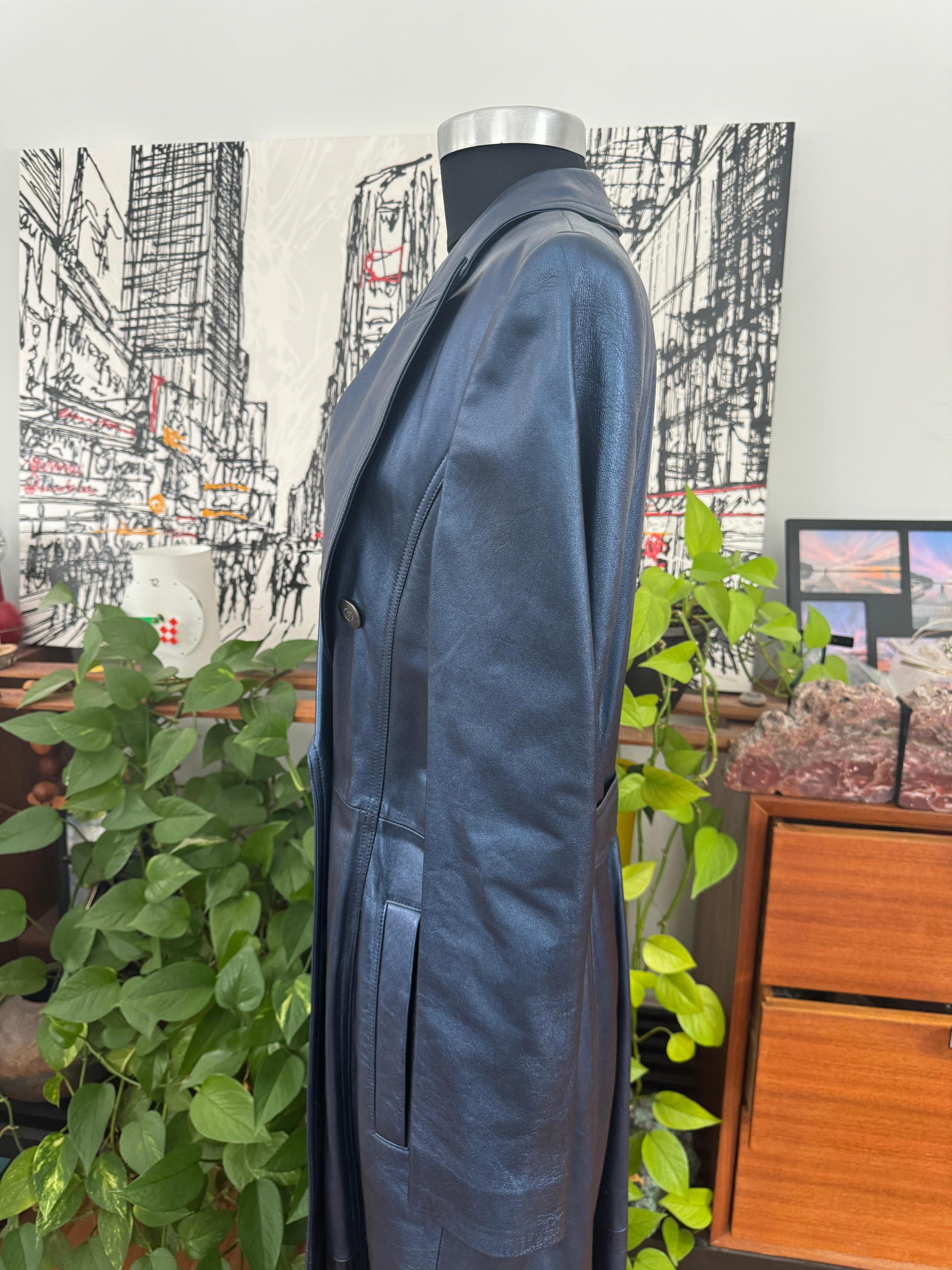 Escada Blauer Leder Maximantel Overcoat Größe 38 1990er Jahre Neu mit Etiketten Metallic im Angebot 7