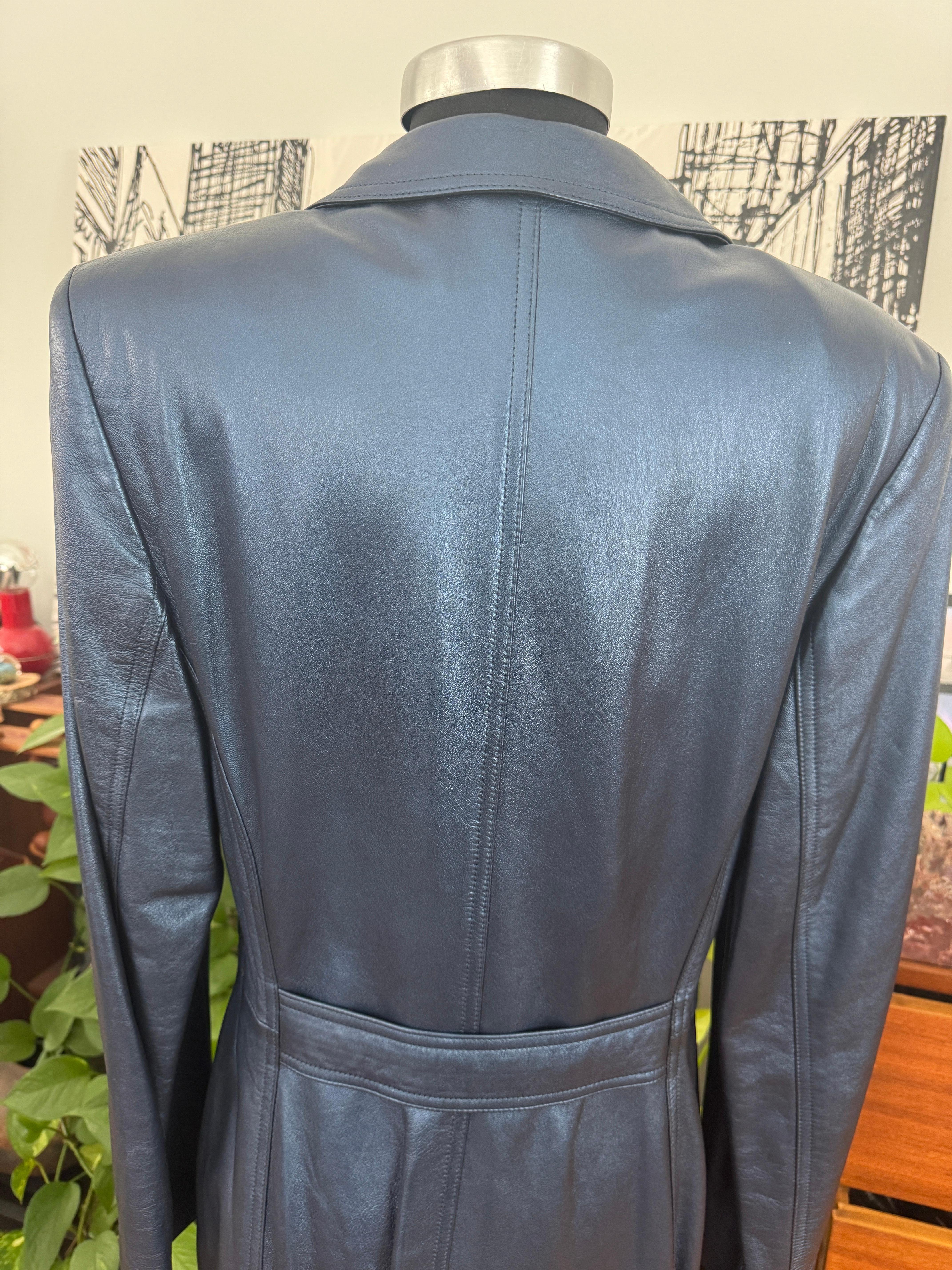 Escada Blauer Leder Maximantel Overcoat Größe 38 1990er Jahre Neu mit Etiketten Metallic im Angebot 8