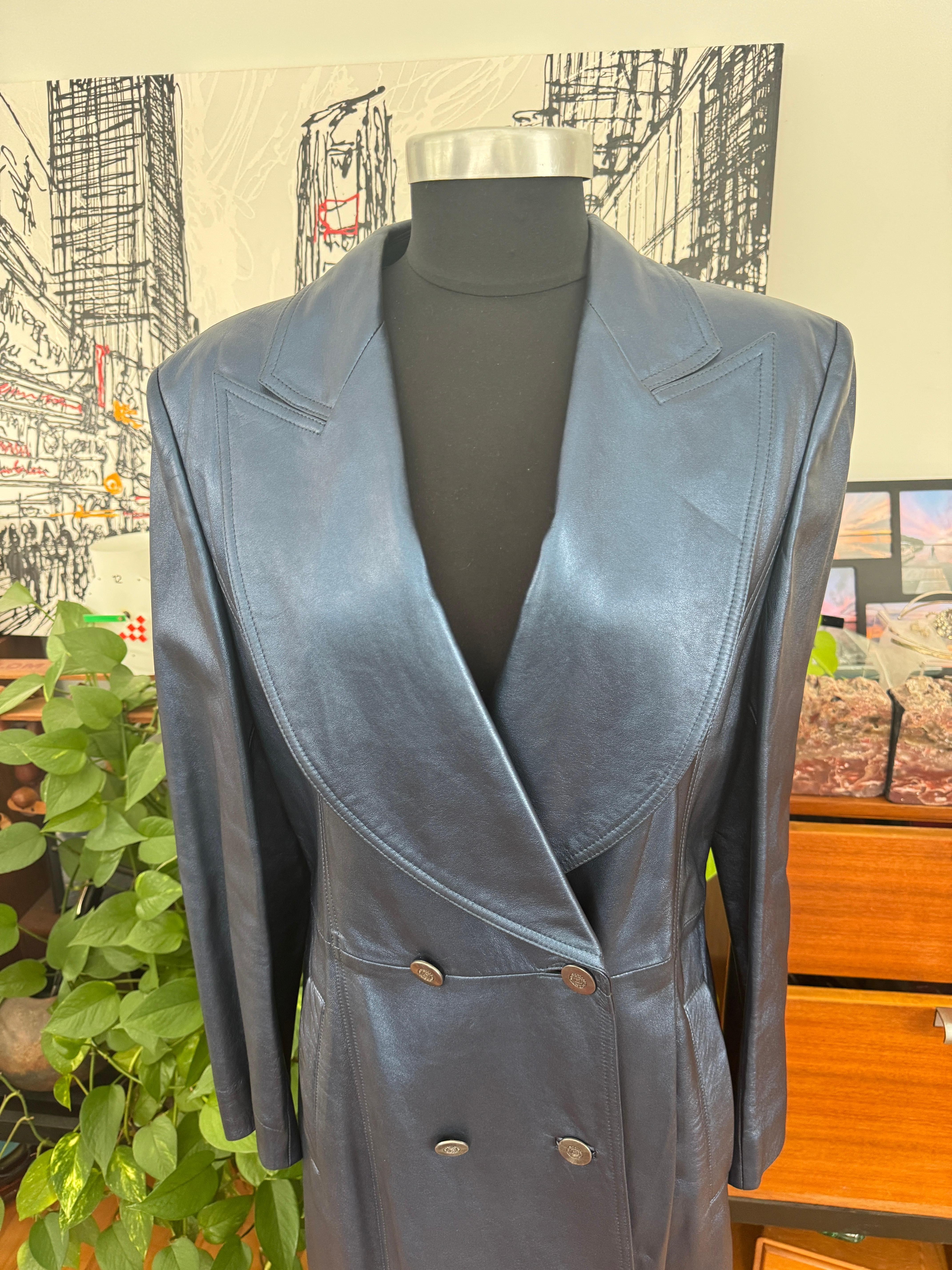 Escada Blauer Leder Maximantel Overcoat Größe 38 1990er Jahre Neu mit Etiketten Metallic im Angebot 4