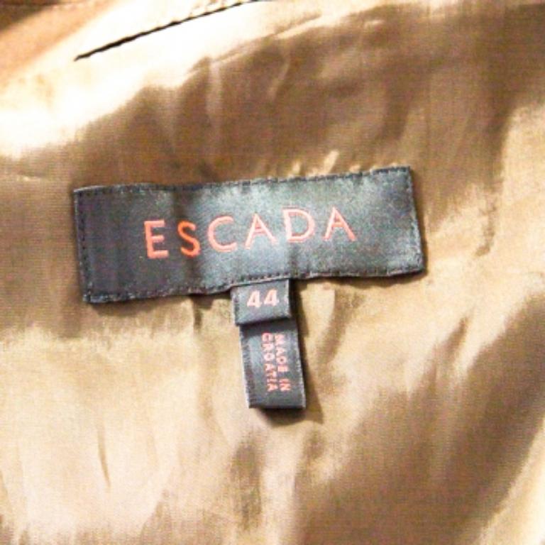 Questo blazer di Escada è la scelta perfetta della stagione. Questa creazione verde militare presenta un favoloso design con dettagli in topstitch. Realizzato in misto cotone, questo abito da cerimonia è dotato di chiusura frontale con bottoni e