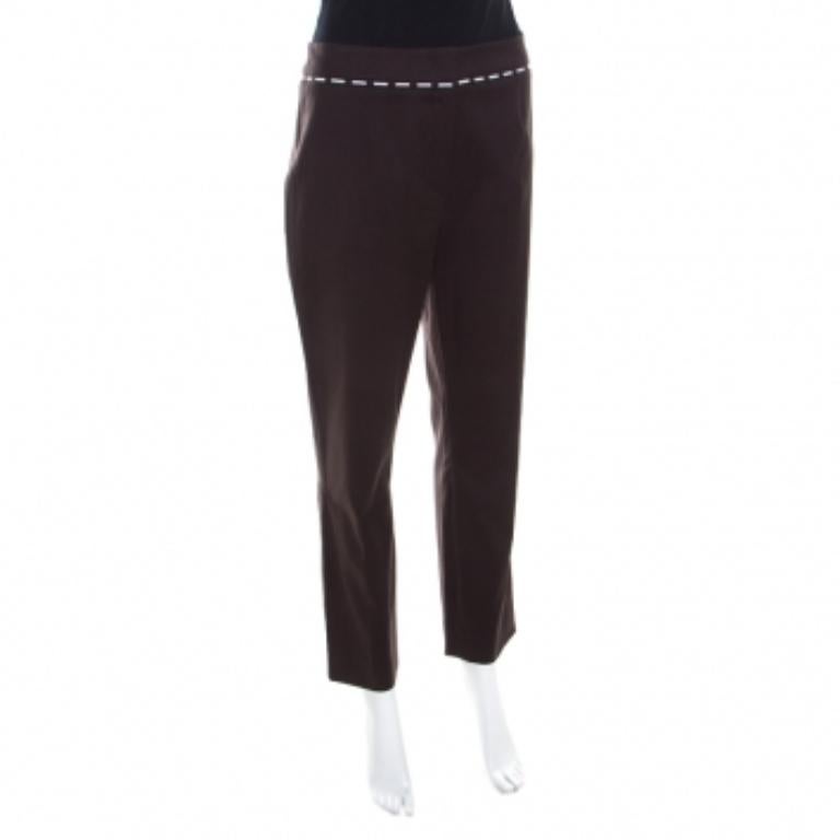 Ben confezionati e moderni, questi pantaloni Escada daranno un tocco sofisticato ai tuoi abiti da cerimonia. Il taglio è strutturato e presenta un ricamo a contrasto sul punto vita. Realizzati in misto cotone traspirante, puoi abbinarli a una