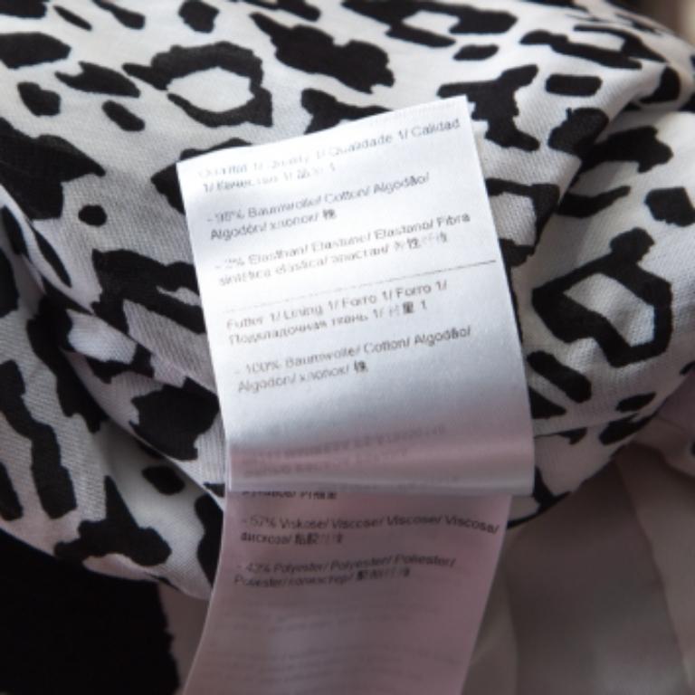 Dieser einfarbige Bariska-Blazer ist aus einer feinen Baumwollmischung gefertigt. Es wurde von Escada entworfen und zeichnet sich durch einen abstrakten Druck aus, der das gesamte Design ergänzt. Es hat Taschen und einen Knopfverschluss auf der