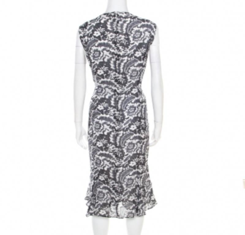 Grigio Escada Vestito midi a balze senza maniche in seta stampata in pizzo monocromo XL in vendita