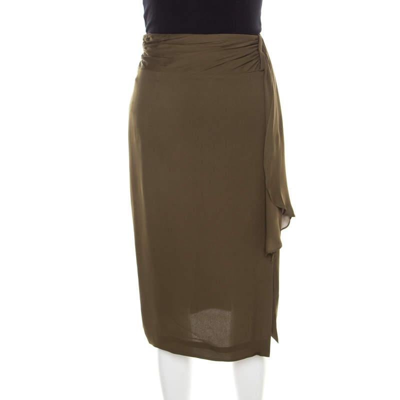 You can add this super classy Escada skirt in your wardrobe for a refreshing twist. Give an impressive change to your everyday office style with this charming moss green skirt crafted from silk flaunting a gathered waistband.

