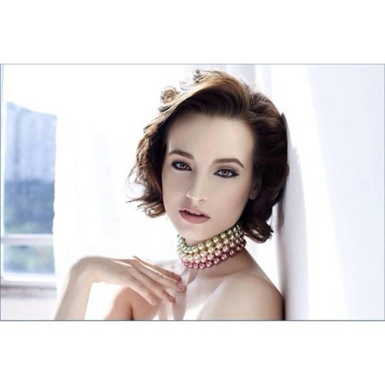 - Collana vintage Escada a più fili con perle finte rosa, champagne, oro rosa e verdi degli anni '80. Caratterizzato da una chiusura a gancio in tonalità oro. Questa bellissima e coloratissima collana è unica nel suo genere!

- Prodotto in Germania.
