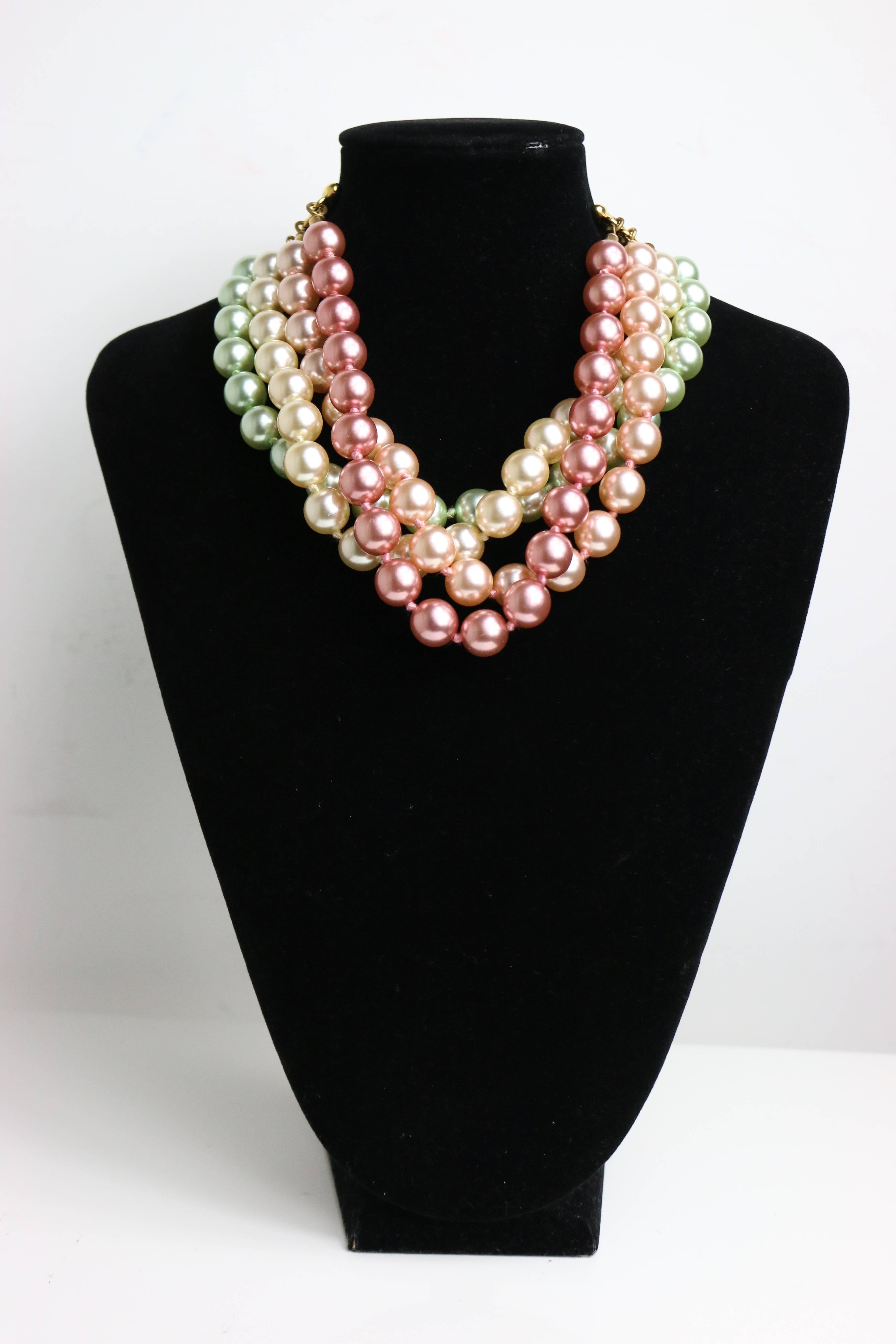Escada - Collana girocollo con perle colorate finte a più fili In condizioni ottime in vendita a Sheung Wan, HK