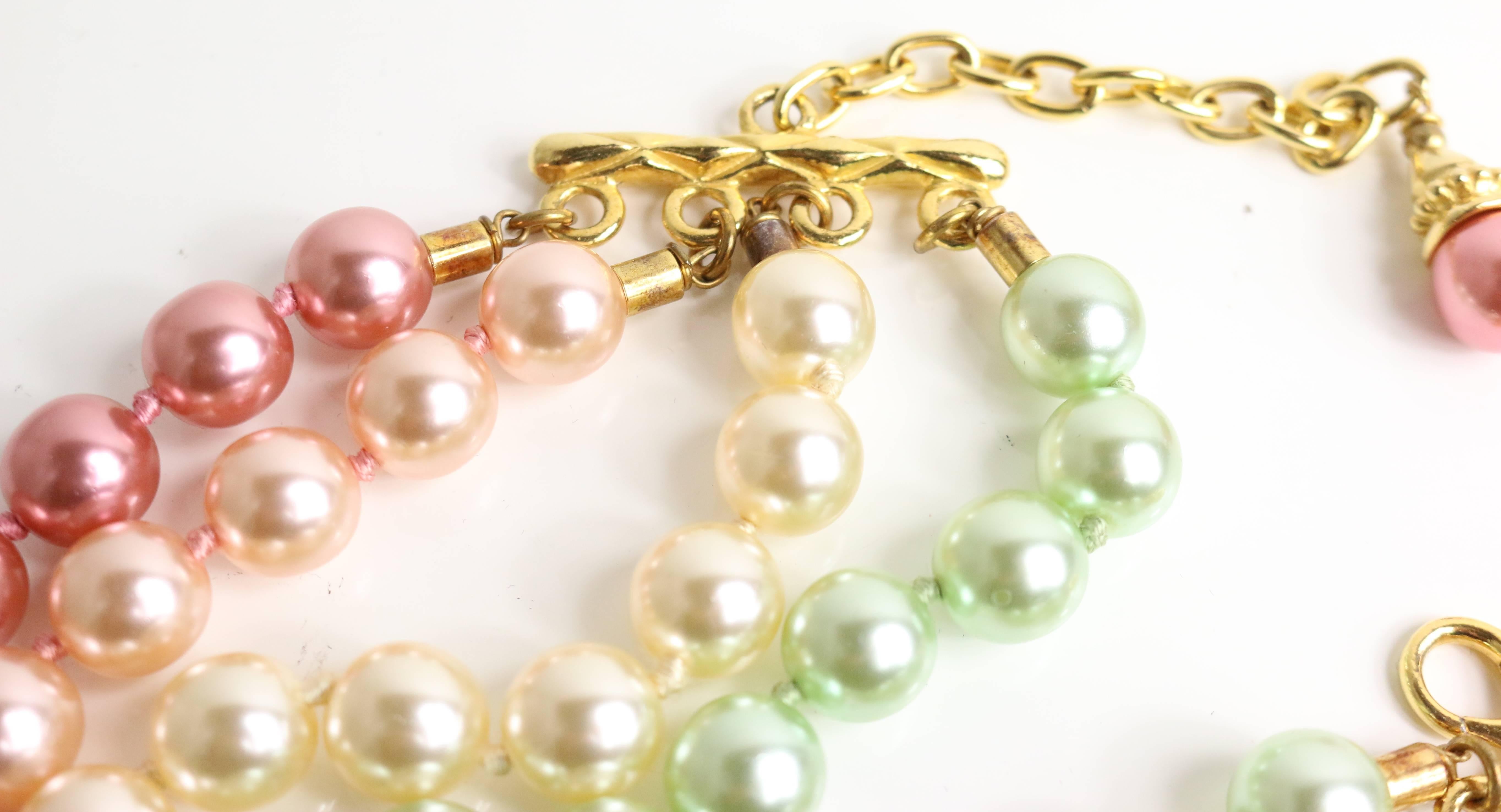 Escada - Collana girocollo con perle colorate finte a più fili in vendita 1
