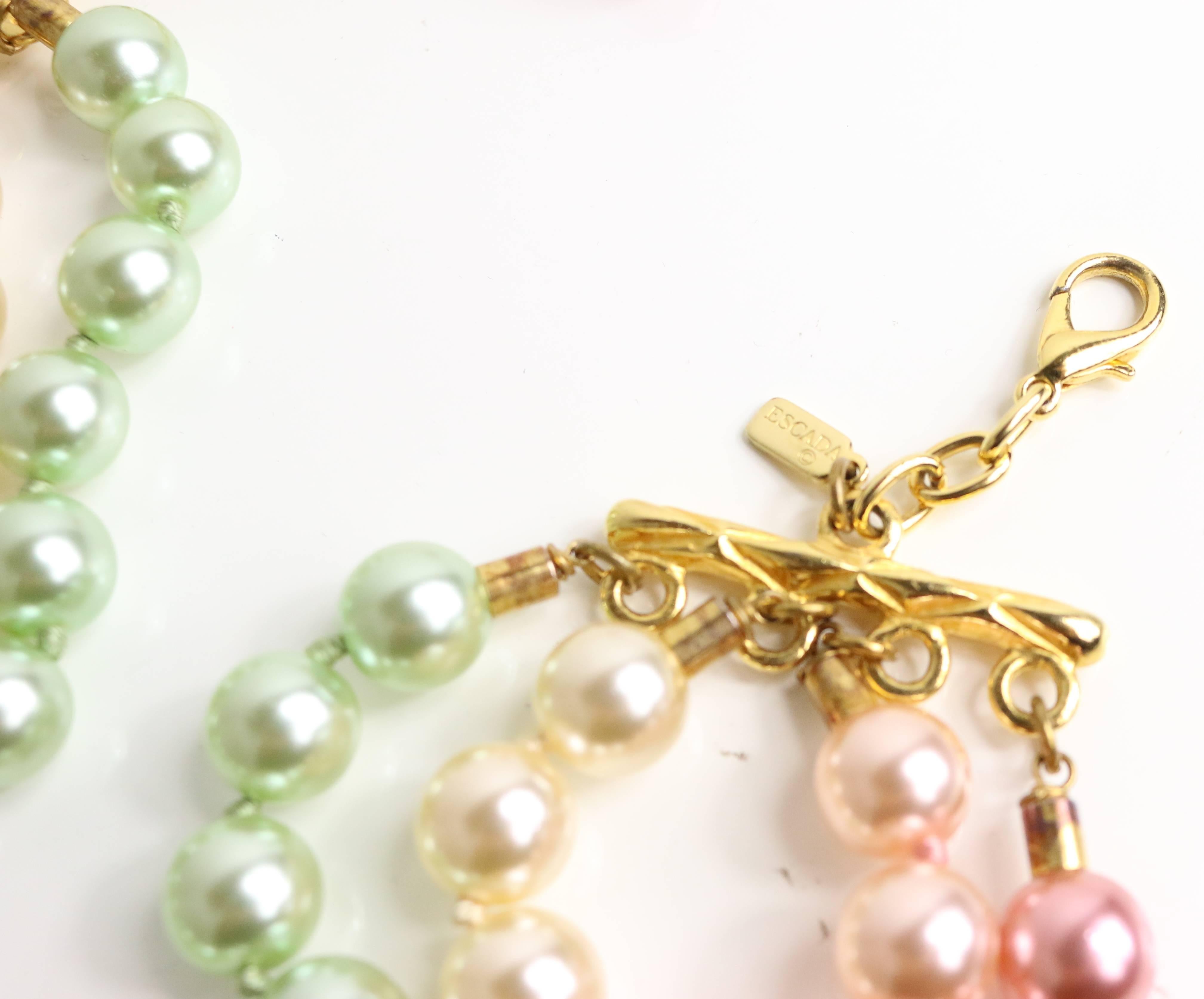 Escada - Collana girocollo con perle colorate finte a più fili in vendita 2