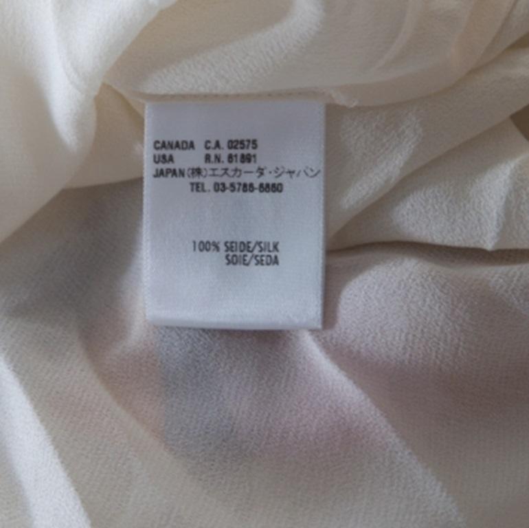 Cette tenue décontractée d'Escada présente un joli design. Taillée dans une soie lisse, cette jupe évasée présente un imprimé multicolore à coups de pinceau qui ne manquera pas d'attirer l'attention. Il est doté d'une fermeture à glissière et d'un