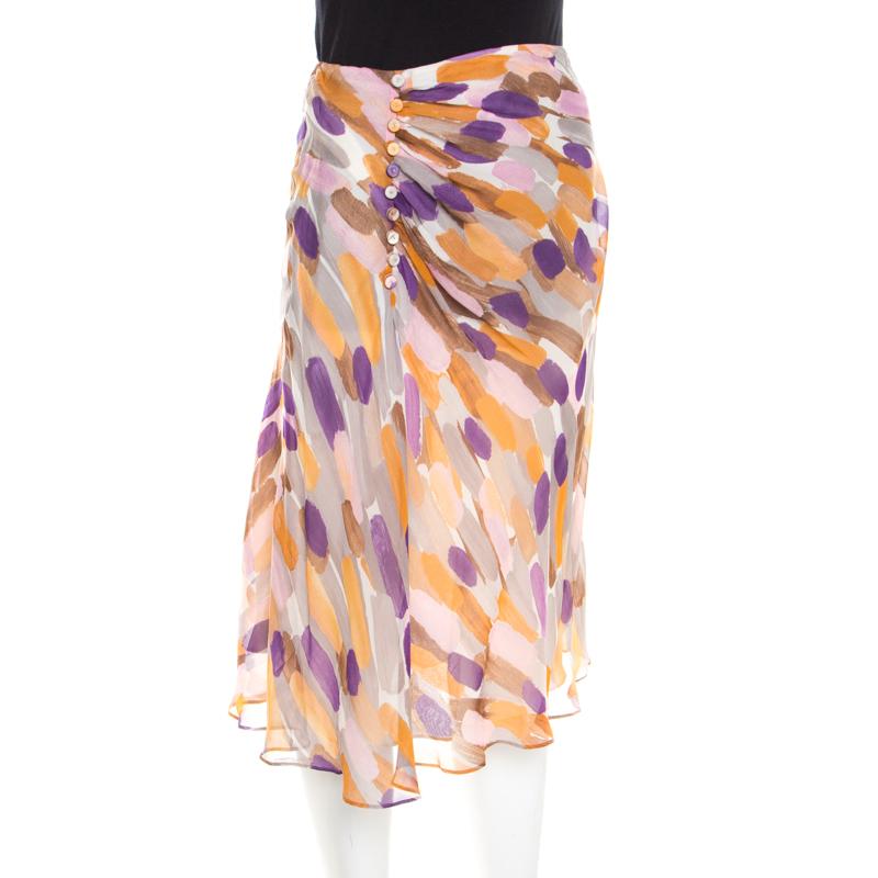 This casual wear by Escada features a pretty design. Tailored from smooth silk, this flared skirt has a multicolor brushstroke print that is surely eye-catching. It comes with a zip closure and a ruched front that is detailed with buttons. This will