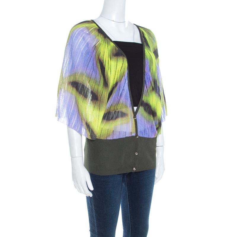 This Escada cardigan blends comfort and style perfectly! Lovely in multicolors, this cardigan is made of a fine blend of fabrics and features a lovely print, front button fastenings, kimono sleeves, and a ribbed hemline. It is one creation your