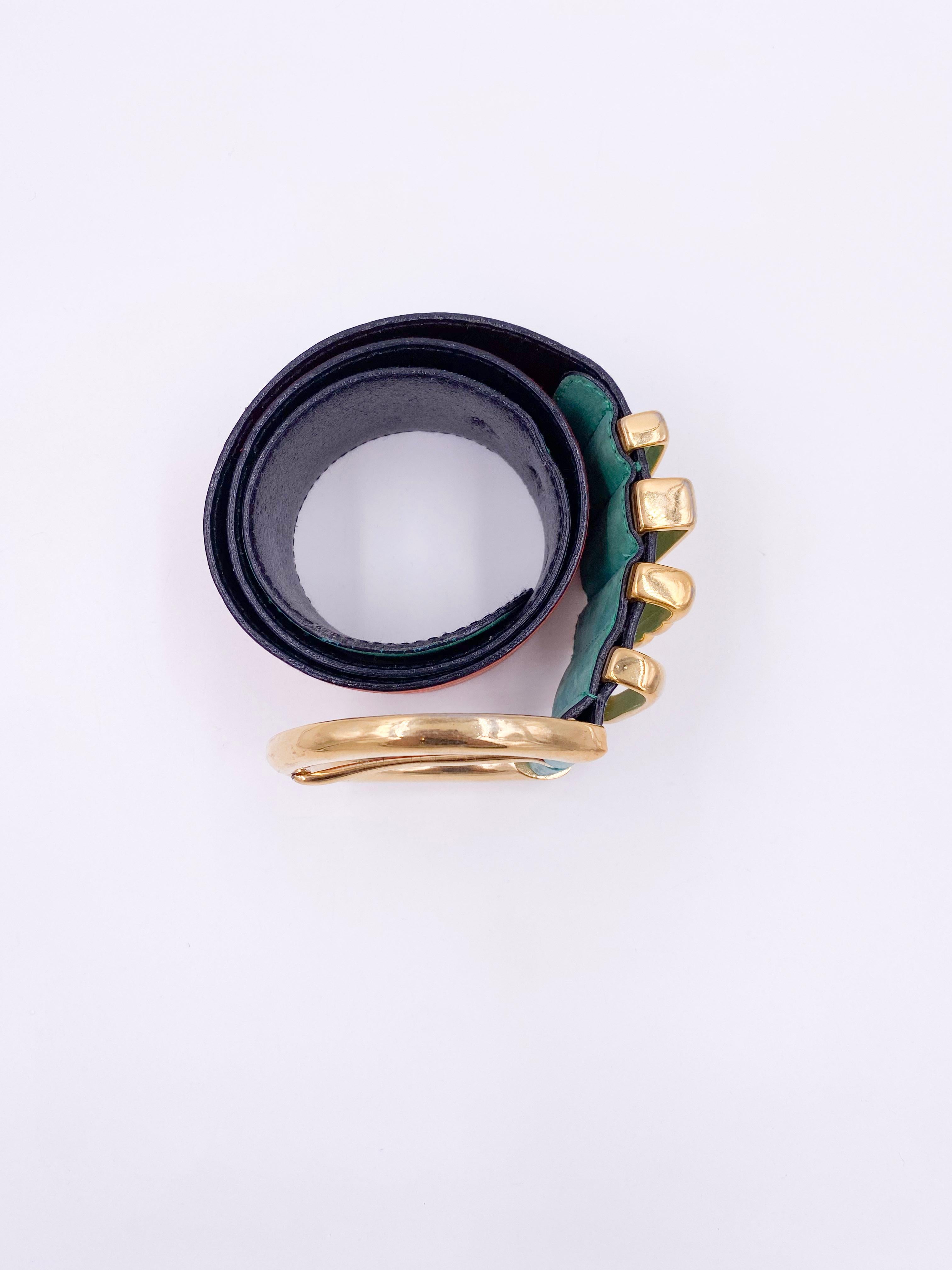 Añade un toque de estilo vintage a tu vestuario con este Cinturón Escada con Hebilla Dorada Multicolor. El diseño turquesa y naranja, combinado con una gran hebilla dorada, añade un toque de color a cualquier conjunto. Perfecto para abrazar la moda