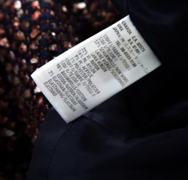 Ist dieses ärmellose Kleid von Escada nicht einfach wunderschön? Dieses mehrfarbige Tweed-Kleid hat ein schickes Design, einen breiten Ausschnitt, eine Jeansschleife in der Taille und eine elegante Shift-Silhouette. Es sieht an Ihnen sicher