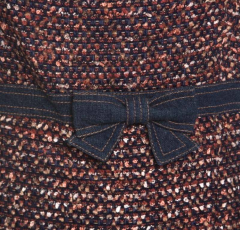 Escada Mehrfarbiges ärmelloses Etuikleid aus Tweed-Denim mit Schleife aus Denim XL Damen im Angebot