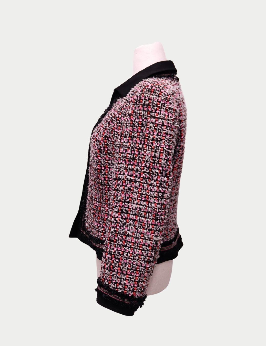 Escada Multicolour Tweed Jacket – Pink & Black Wool-Blend Blazer

This elegant Escada multicolour tweed jacket brings classic sophistication with a modern twist. Crafted from a premium wool-blend tweed in shades of pink, black, and white, the jacket