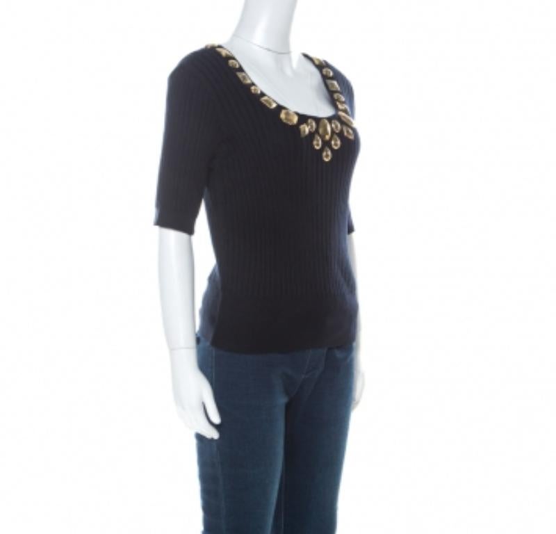 Dieses navyblaue Oberteil von Escada ist eine modische Bereicherung für Ihren Kleiderschrank. Es ist wunderschön aus Baumwolle gestrickt und mit Viertelärmeln und goldfarbenen Verzierungen am Halsausschnitt versehen.