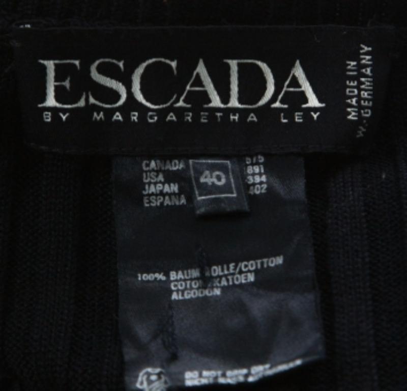 Escada Marineblaues Oberteil aus Rippenstrick mit goldenem verziertem Ausschnitt und dreiviertelärmeln M im Zustand „Gut“ im Angebot in Dubai, Al Qouz 2