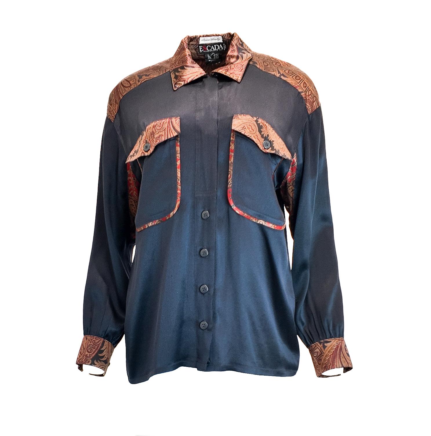 Eleva tu vestuario con la Blusa Escada de Seda y Paisley, una prenda versátil que combina sin esfuerzo con vaqueros, faldas o pantalones entallados. Confeccionado en lujosa seda, su intrincado estampado paisley añade un toque atemporal de