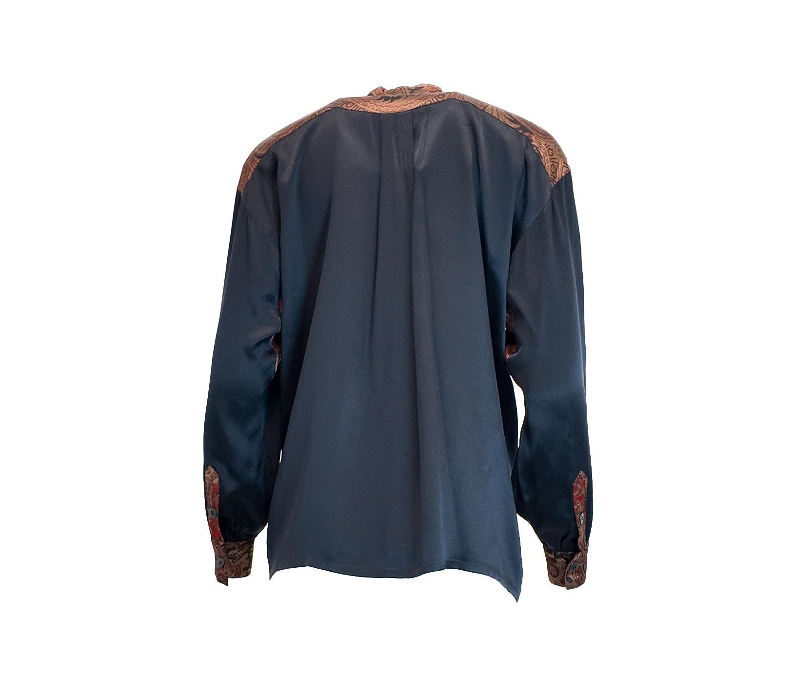 Blusa Escada de Seda Azul Marino con Estampado Paisley y Bolsillos Dobles en Bueno estado para la venta en Los Angeles, CA