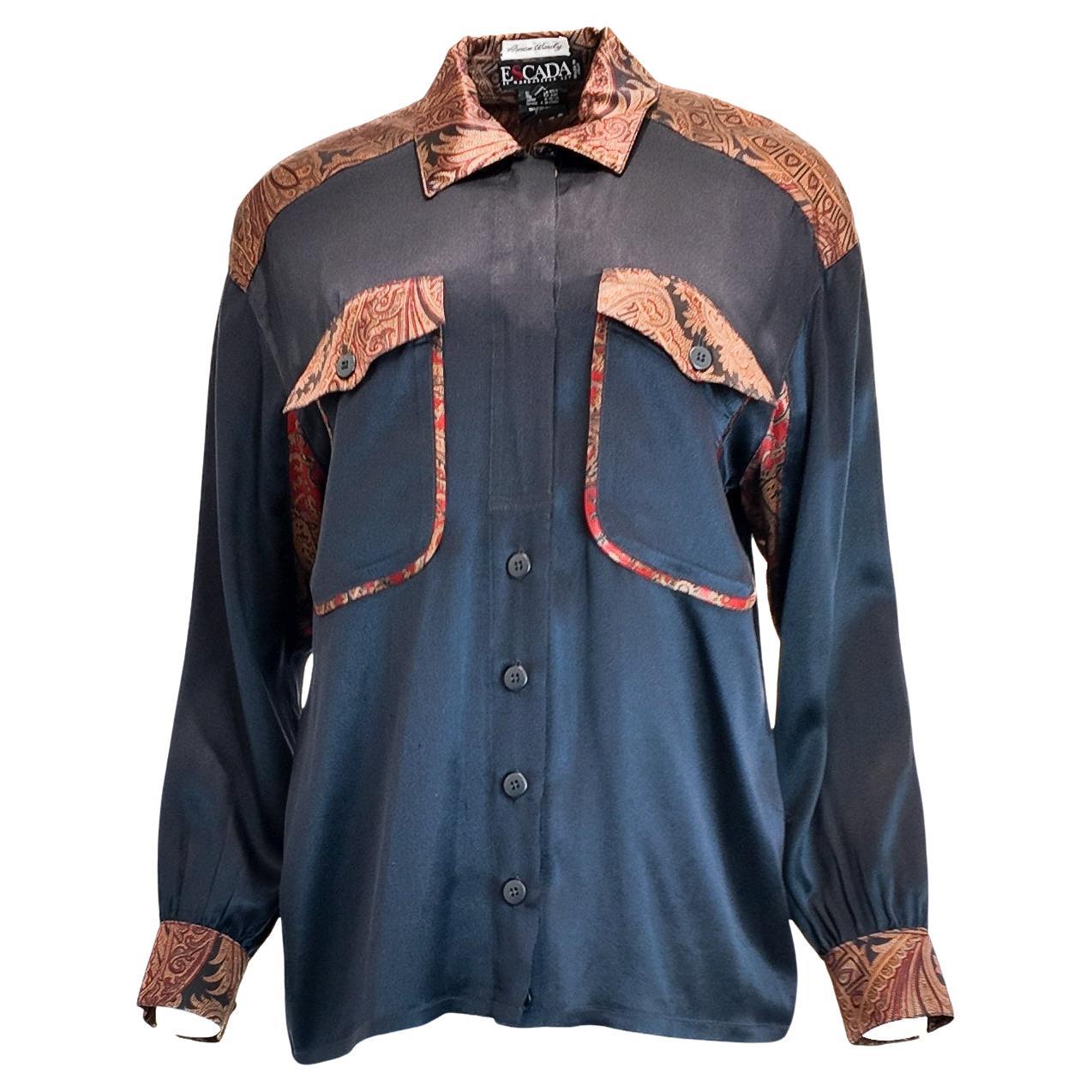 Blusa Escada de Seda Azul Marino con Estampado Paisley y Bolsillos Dobles en venta