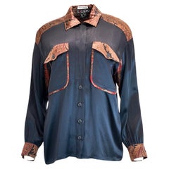 Blusa Escada de Seda Azul Marino con Estampado Paisley y Bolsillos Dobles