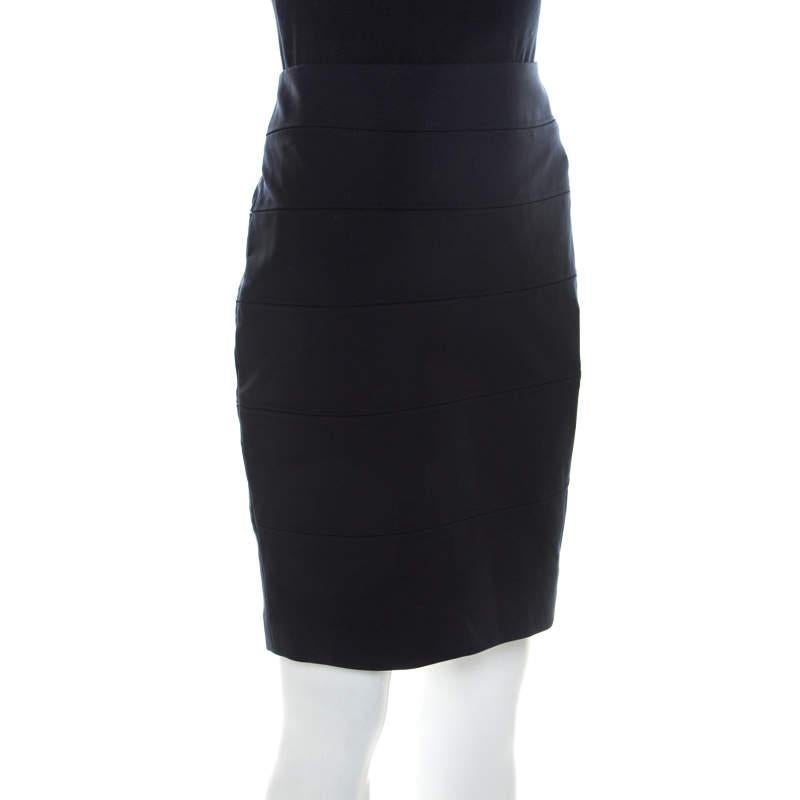The classic design of this Escada skirt looks modest yet adds a classy touch to your overall look. Refresh your everyday dressing trends with this alluring navy blue piece  tailored in a panelled design with a zip closure to the rear.