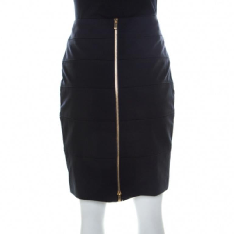 The classic design of this Escada skirt looks modest yet adds a classy touch to your overall look. Refresh your everyday dressing trends with this alluring navy blue piece, tailored in a panelled design with a zip closure to the rear.