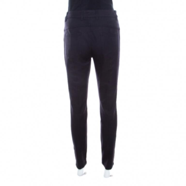Questa creazione di Escada, disegnata in un colore blu navy, è semplicemente fantastica. Questi jeans Teresa sono realizzati in misto cotone e presentano quattro tasche esterne e una chiusura a zip. Questo paio di jeans ha una vestibilità a gamba