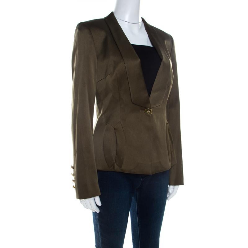 Gorgeous, and very modern, this blazer from Escada will make others nod in admiration. The fabulous olive green blazer is made from quality materials and it features a structured silhouette. It flaunts stylish lapels, long sleeves, a single front