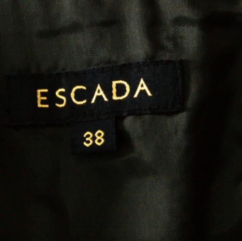 Cette robe Escada, taillée de main de maître dans un mélange de laine, est le reflet de la mode féminine. Il est conçu avec des embellissements sur le devant et une fermeture à glissière au dos. Cette robe est la fusion parfaite de la sophistication