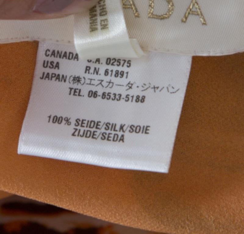 Escada vous propose cette jupe de bonne facture et de grand style. Elle est confectionnée en soie et adopte une forme trapèze. Elle est recouverte d'imprimés abstraits. Vous pouvez le porter avec un chemisier simple et une paire de sandales