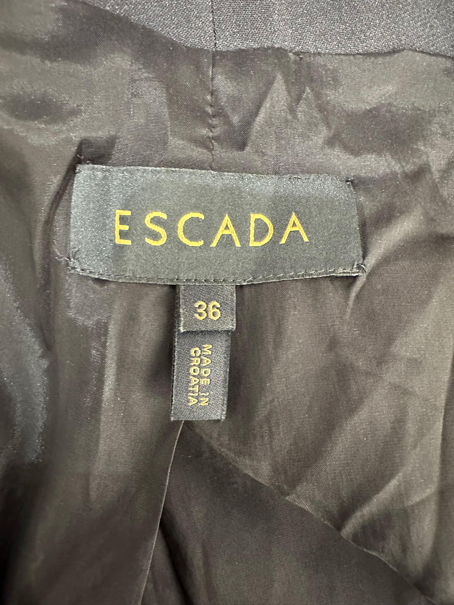 Escada Gemälde Schwarz mit geblümtem Ein- Knopfleiste-Revers-Jacke im Angebot 12