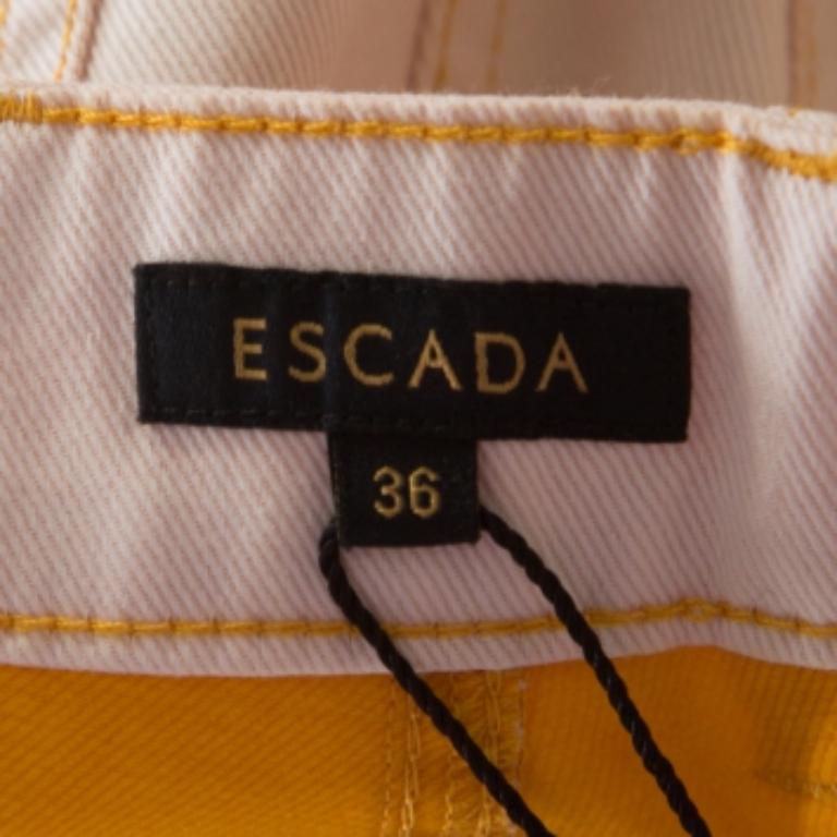 Realizzati con un misto cotone di qualità, questi jeans di Escada ti daranno un'ottima vestibilità. I jeans beige chiaro sono caratterizzati da impunture a contrasto, tasche, passanti per la cintura e tanto comfort.